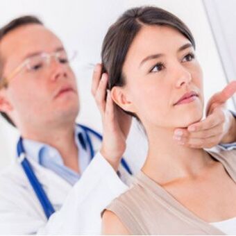 Ένας νευρολόγος εξετάζει έναν ασθενή με πόνο στον αυχένα