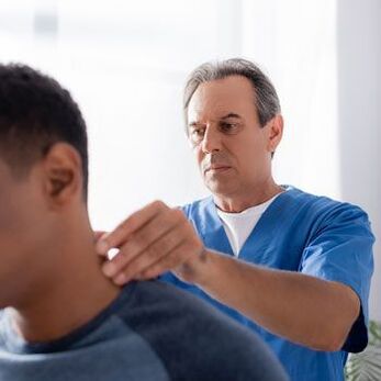 Ο γιατρός θα πραγματοποιήσει μια διαγνωστική εξέταση σε ασθενή με πόνο στον αυχένα